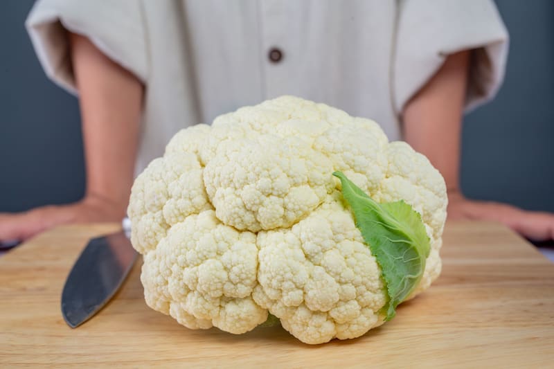 La coliflor es baja en calorías y rica en fibra, lo que ayuda a mantener un peso saludable (Fuente: Freepik)