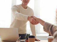 Ceder para crecer: cuándo y cómo convocar 'extraños' para profesionalizar mi compañía