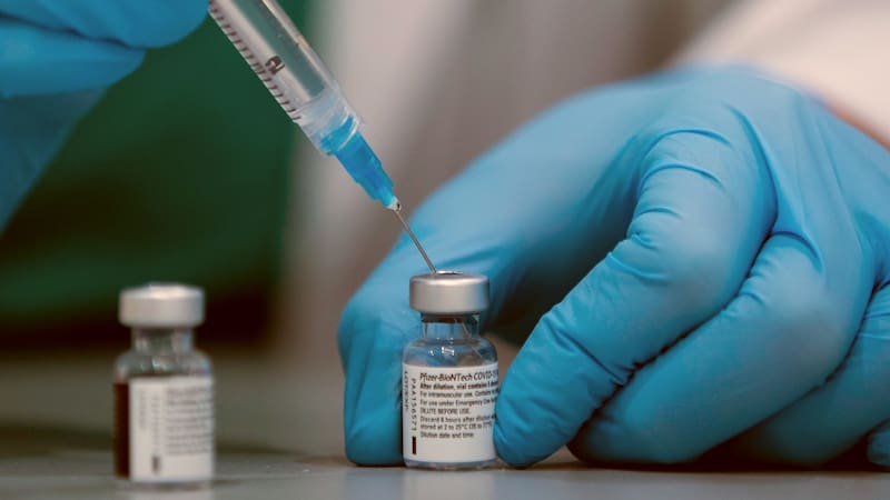 Es posible que se produzca una situación entre endémica y epidémica, donde Ómicron vaya evolucionando. Por ello se necesitará una dosis de refuerzo anual.