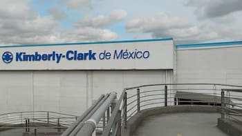 Acciones de Kimberly-Clark de México con potencial de alza de hasta 15%, según Barclays y Actinver
