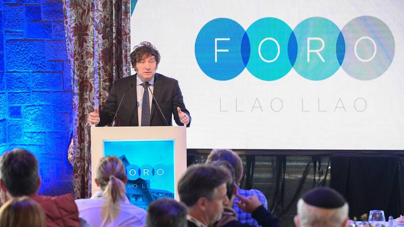 Javier Milei les explicó su plan de dolarización a los empresarios del Foro Llao Llao. "Al que tiene la vaca atada, no le va a gustar", anticipó