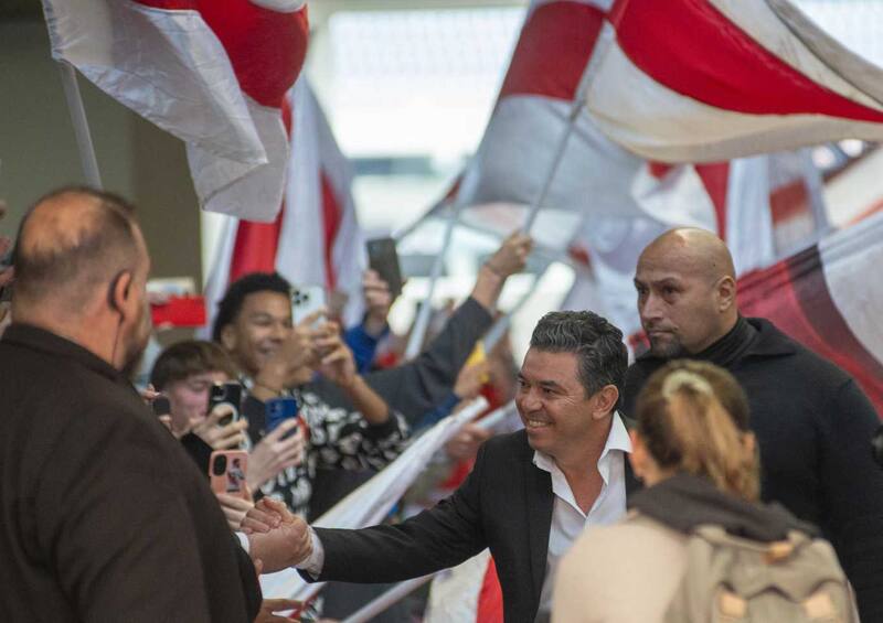 Marcelo Gallardo saludó a la gente de River que lo esperaba en el club, custodiado por un guardaespaldas. (Foto: NA/Daniel Vides)
