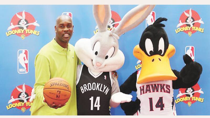 El ex jugador Gary Payton junto a los personajes de Looney Tunes durante el anuncio en Londres