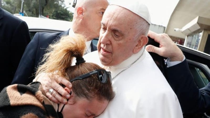 El Papa abraza a Serena, una madre que perdió a su hija Angélica, de 4 años.