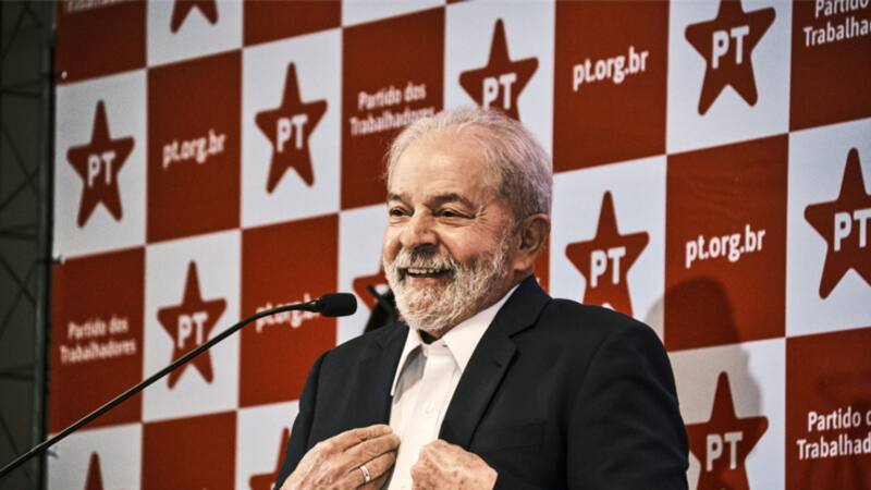 Luiz Inácio Lula da Silva, líder del Partido de los Trabajadores encabeza los sondeos de opinión de cara a las próximas elecciones presidenciales en Brasil