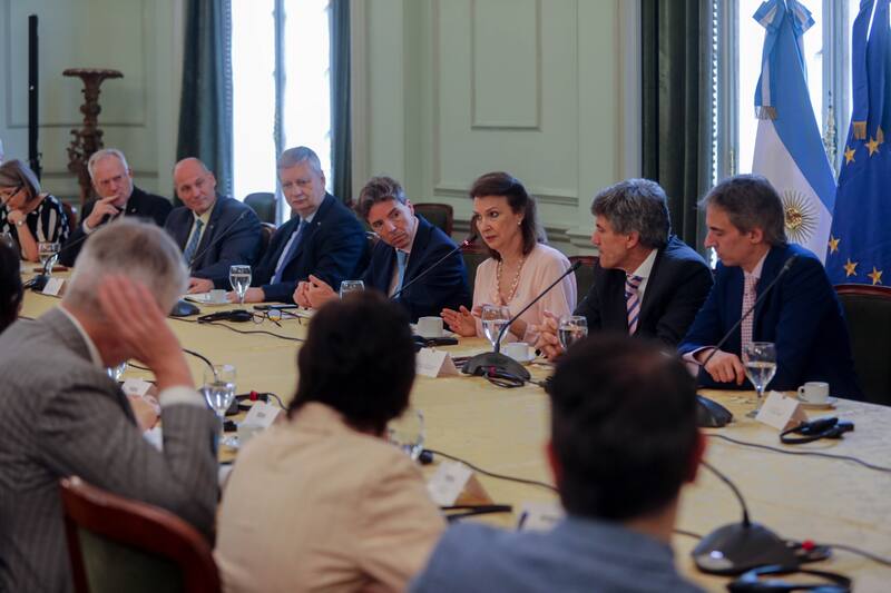 La canciller Diana Mondino con los embajadores de la UE en Argentina