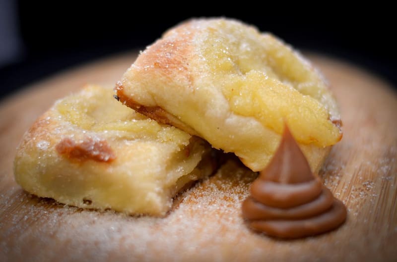 Paracaídas: masa de manteca cubierta de pastelera con corazón de dulce de leche