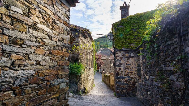 El único pueblo medieval español que no fue invadido por Napoleón: está a una hora de Madrid y las casas están hechas con pizarra negra.
