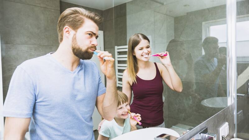 Comprender el mejor método para cepillarse, la pasta dental más indicada y la frecuencia adecuada de uso del hilo dental son aspectos esenciales para cuidar la salud de tus dientes.