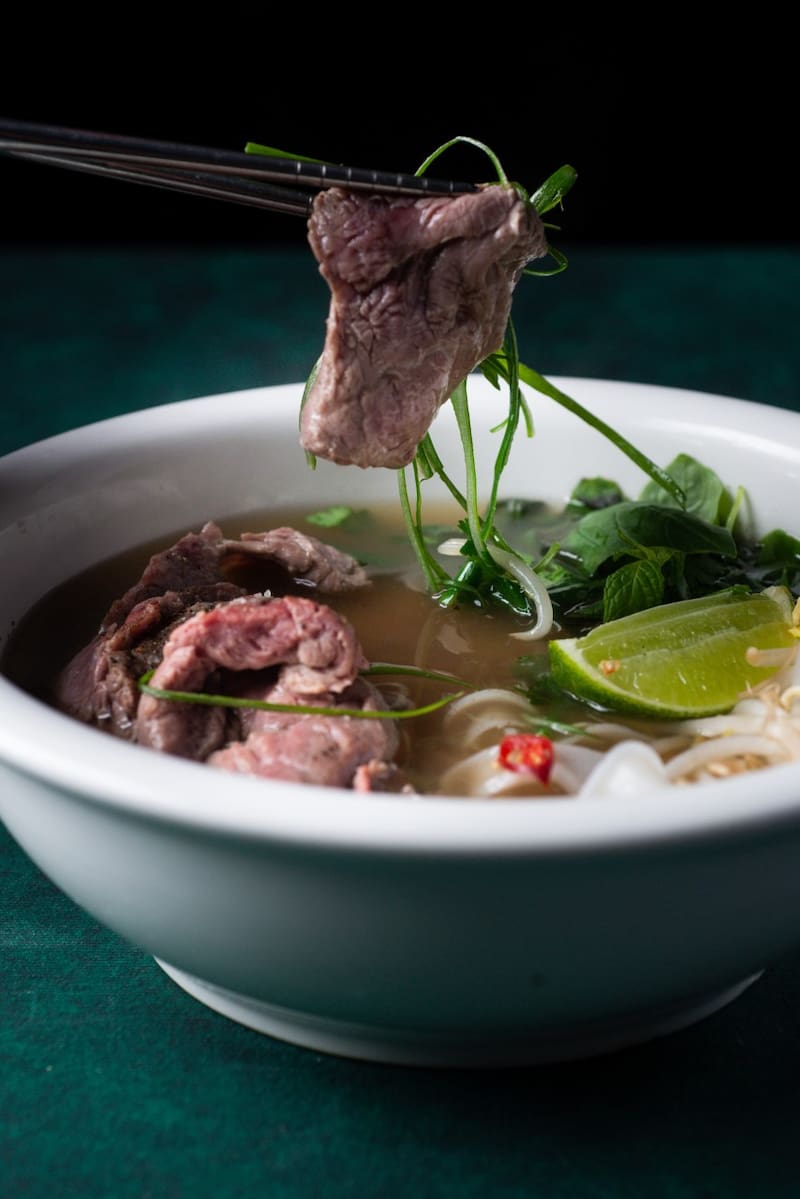 Pho Bo, un plato de la cocina vietnamita sabroso, herbáceo y aromático