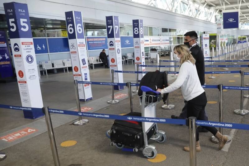 Según las cámaras del sector, solo el 40% de los que salen del país viajan por motivos turísticos.