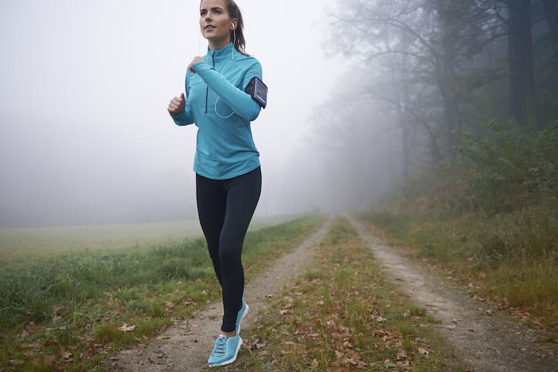 Caminar durante 30 minutos al día puede mejorar significativamente la memoria y cuidar la salud cerebral, según el neurólogo Sergej Stjepic. (Foto: Freepik)