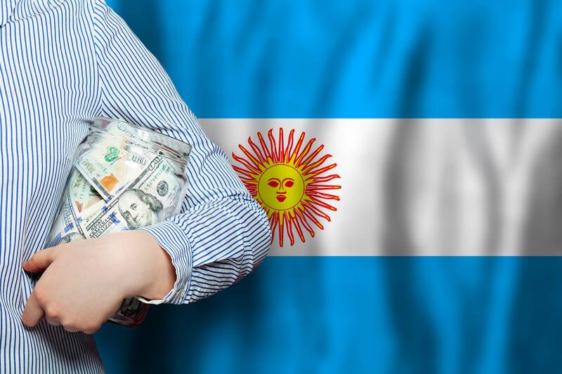 El Gobierno podría levantar pronto la restricción de compra de dólar ahorro para aquellos que recibieron el ATP en la pandemia .