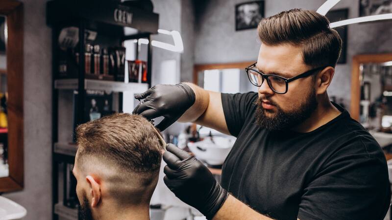 Cortarse el pelo según el calendario lunar puede favorecer un crecimiento más saludable.