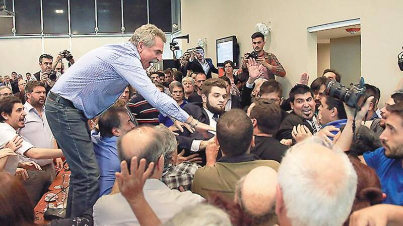 En medio de los forcejeos, Rossi saltó sobre una mesa buscando separar