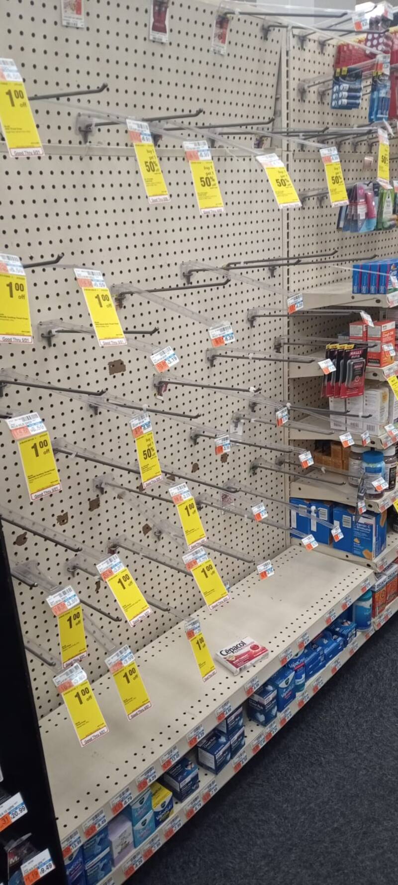 Góndolas vacías y muchas promociones, la nueva realidad de los supermercados de Estados Unidos