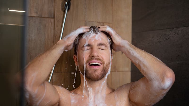 Bañarse con agua fría puede traer multiples beneficios para la salud.