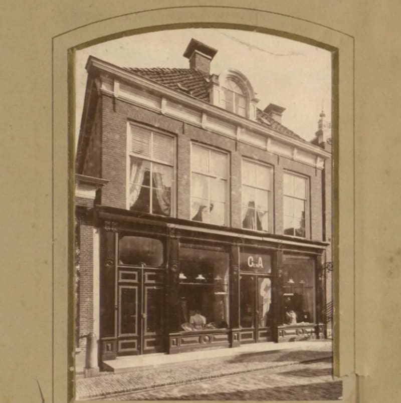 La primera tienda vendía paños y telas precortadas de lino y algodón.