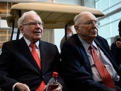 Quién es Charlie Munger, el genio poco conocido que ayuda a Warren Buffett a ganar millones