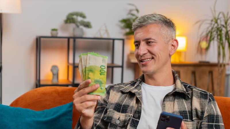 La ayuda del IMV complementa ingresos del hogar hasta la renta garantizada fijada por la Seguridad Social.