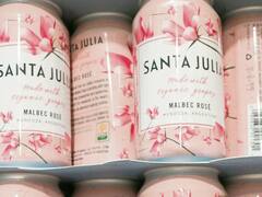 Con vino en lata, las bodegas salen a pelearle mercado a la cerveza