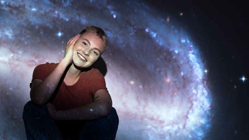 La extroversión y la alegría son características que suelen atraer a las personas.