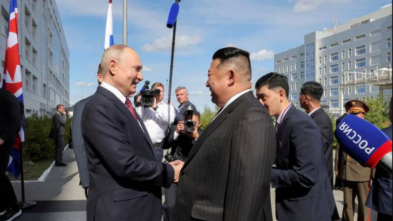 El líder de Corea del Norte, Kim Jong Un, se reúne con el mandatario Rusia, Vladimir Putin, en el cosmódromo de Vostochny, ubicado en el óblast de Amur de la región del Lejano Oriente, Rusia, el 13 de septiembre de 2023.