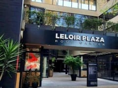 Como si fuera Cariló: el centro comercial rodeado de naturaleza y que reúne los mejores bares y restaurantes de la zona oeste