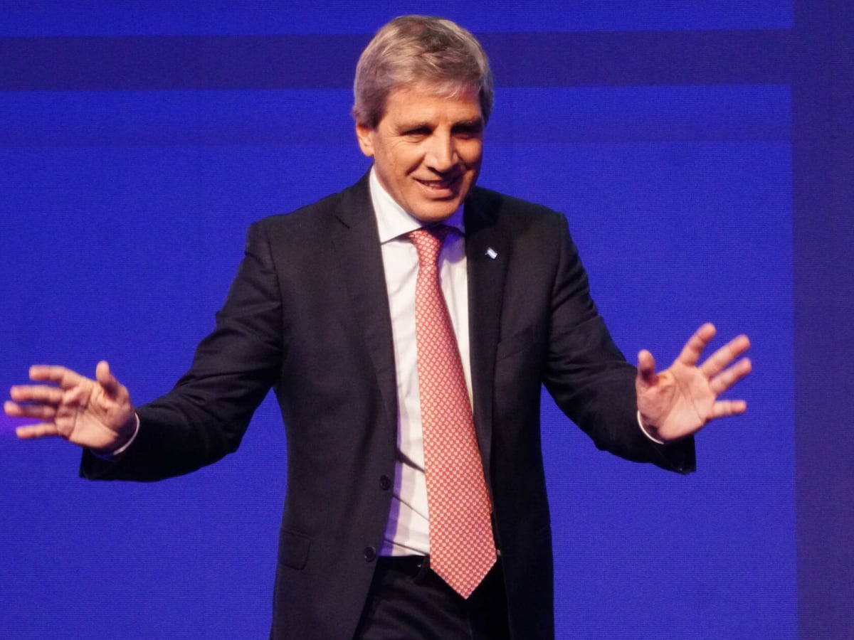 Caputo explicó ante inversores la suba del riesgo país: los factores que señaló