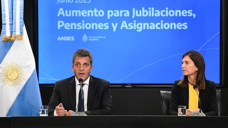 El aumento del 21% para jubilados y pensionados fue anunciado semanas atrás por el ministro de Economía, Sergio Massa, junto a la titular de ANSES Fernanda Raverta