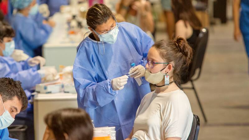Según los estudios realizados, Ómicron se multiplica más en nariz, garganta y las vías aéreas superiores, y en menor cantidad en los pulmones a diferencia de Delta.