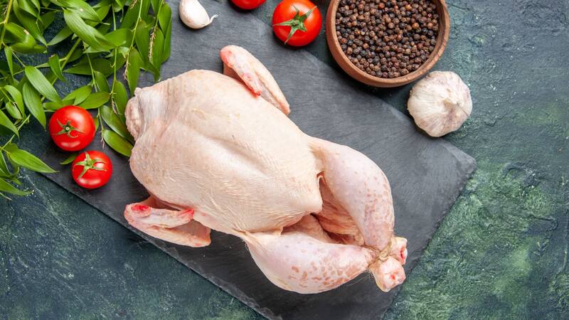 Pollo con tomate: una receta sencilla, rápida y riquísima, tal como la hacían nuestras abuelas.