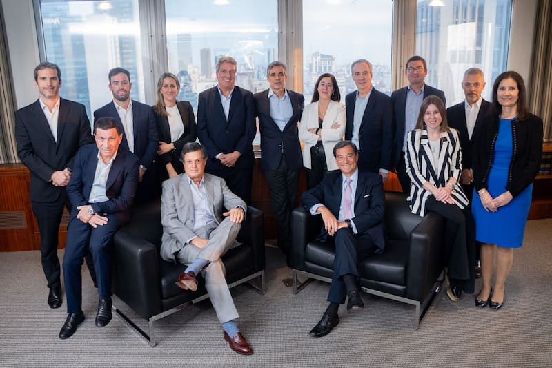 Pérez Alati, Grondona, Benites & Arntsen (Pagbam) estuvo en 24 colocaciones financieras que se hicieron en el primer semestre, entre ellas, las de Genneia y la primera que realizó Mirgor. La firma protagonizó uno de los deals del año: el aterrizaje de Starlink en la Argentina. Atiende al cliente desde su Latam Desk de Montevideo. Con 30 socios y 120 abogados, el estudio apuesta también a los negocios e inversiones que podrán generarse en el país a partir de la sanción de la Ley Bases y, en particular, la reglamentación del RIGI.