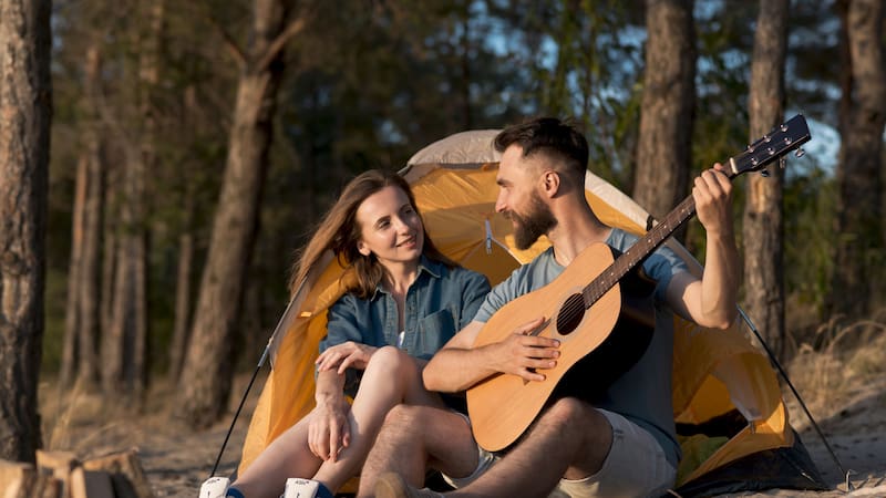 El camping cuenta con diversas opciones de alojamiento, como dormis, casas rodantes y espacios para carpas, adaptados a diferentes necesidades y presupuestos.