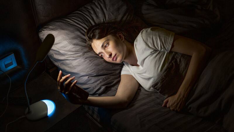 La evidencia científica muestra que las personas con insomnio tienden a consumir más alimentos ultraprocesados.