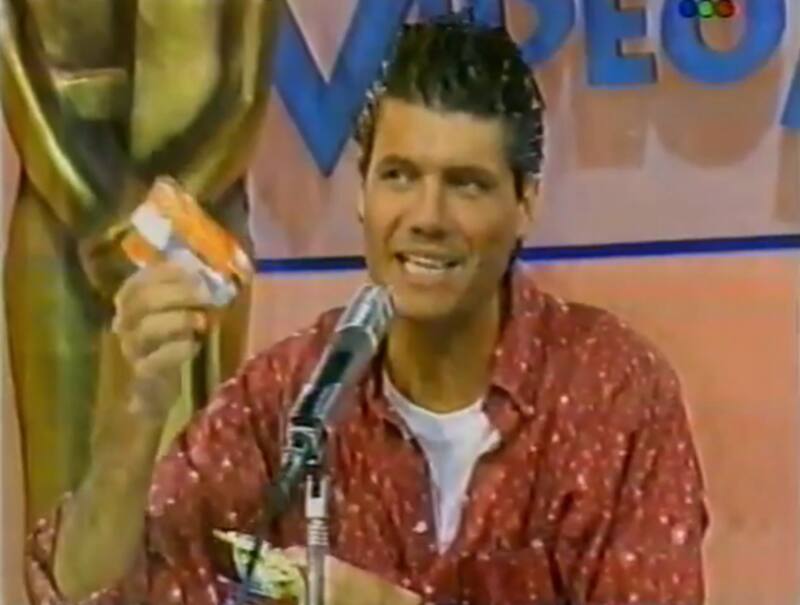 Marcelo Tinelli se comió dos alfajores Punta Ballena al mismo tiempo en Videomatch.