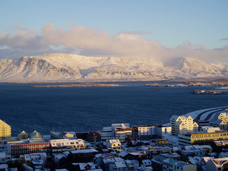 A pesar de su costo de vida elevado, Islandia ofrece una calidad de vida excepcional, con altos salarios y acceso a servicios de salud y educación de primera categoría. (Fuente: Grace Note en Wikimedia Commons)
