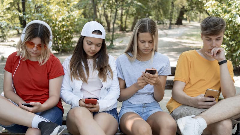 Los efectos de la adicción a internet pueden interferir con las relaciones sociales y académicas de los jóvenes.