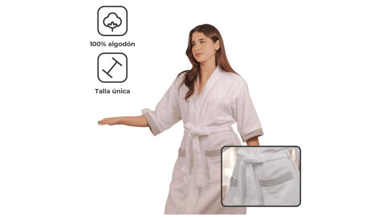 Bata de baño Red Flag vendida por Tiendas D1.