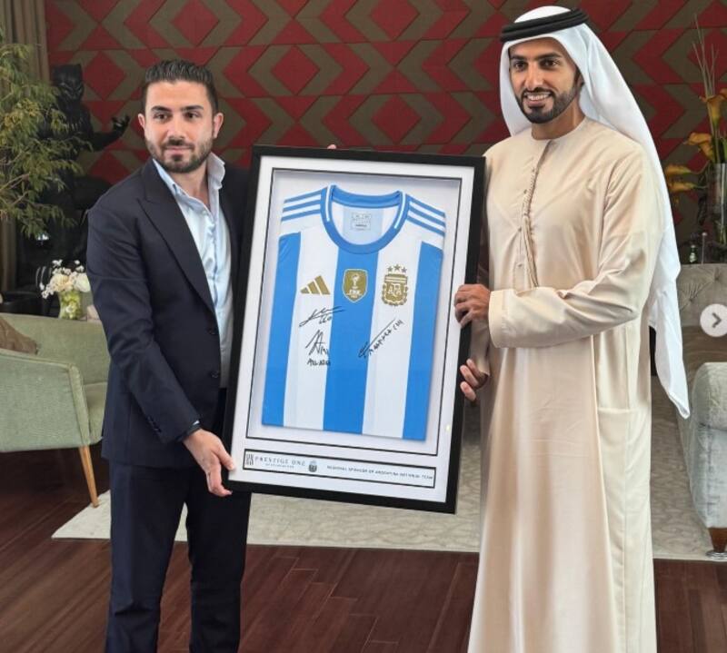 Ajmal Saifi, CEO de Prestige One, con su alteza el Sheikh Rashid Bin Humaid Al Nuaimi.