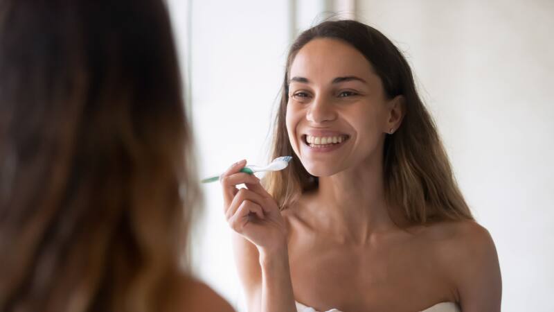Se despiden el sarro y los dientes amarillos: la bebida que cuida la salud de tu boca.