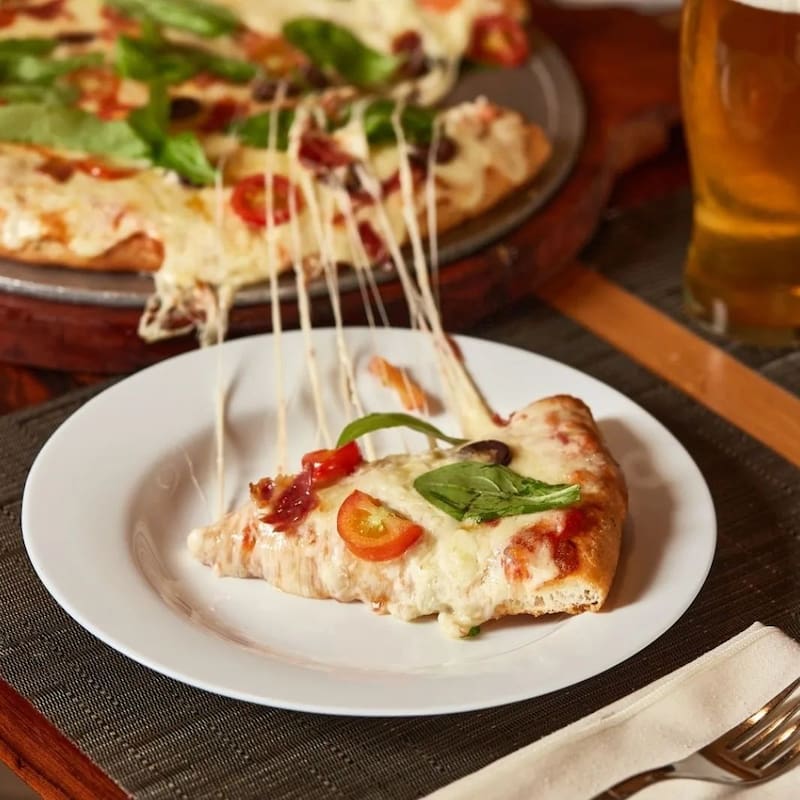 Torino Norte, desde 1968, preserva la tradición de la pizza porteña auténtica en La Paternal con 500 gramos de masa y de muzzarella por igual (Fuente: @Torinonorte / Instagram)