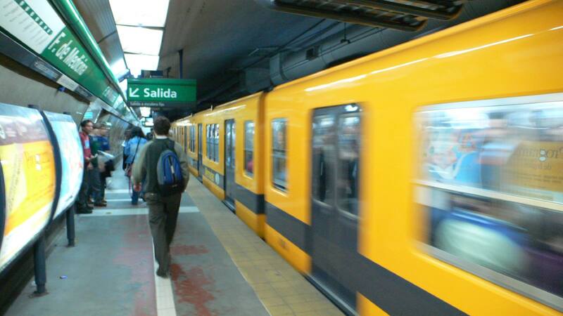 La tarifa del subte experimentó incrementos significativos en un corto período.