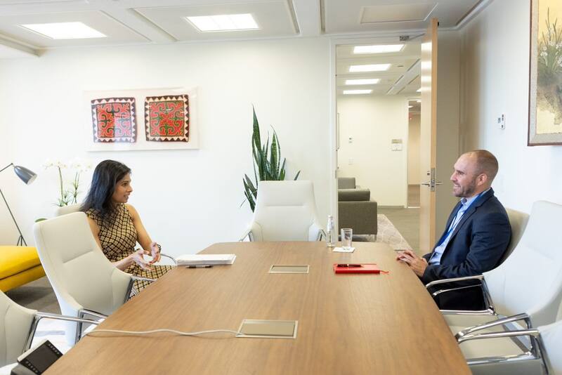 Guzmán con Gita Gopinath del FMI, férrea promotora de la baja de subsidios energéticos