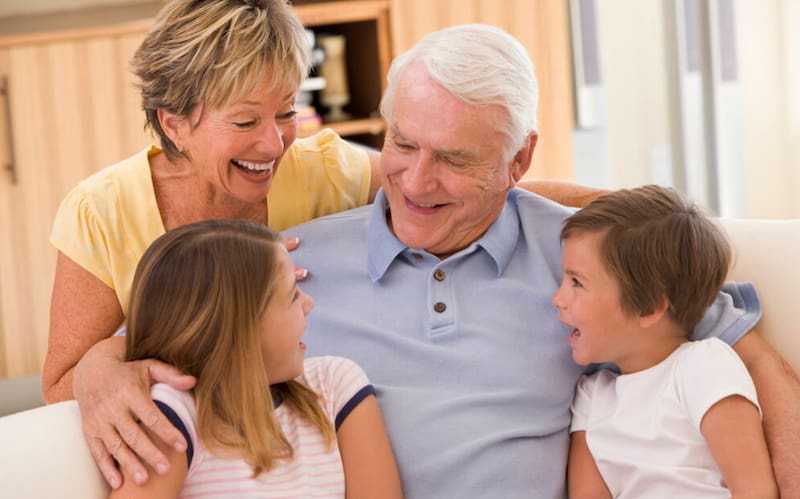 Tener una vida social activa con familiares y amigos combate la depresión. (Fuente:Archivo/Shutterstock)
