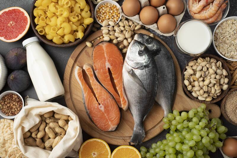 La vitamina B-12 se encuentra predominantemente en alimentos de origen animal, como la carne, el pescado, los huevos y los productos lácteos. (Fuente: Freepik)