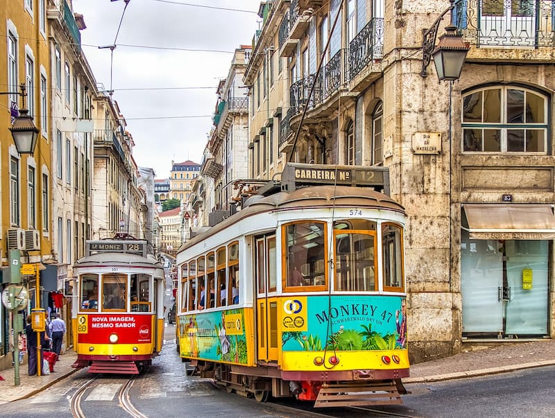 Las callecitas históricas de Lisboa están llenas de color y alegría. Imagen: Pixabay.