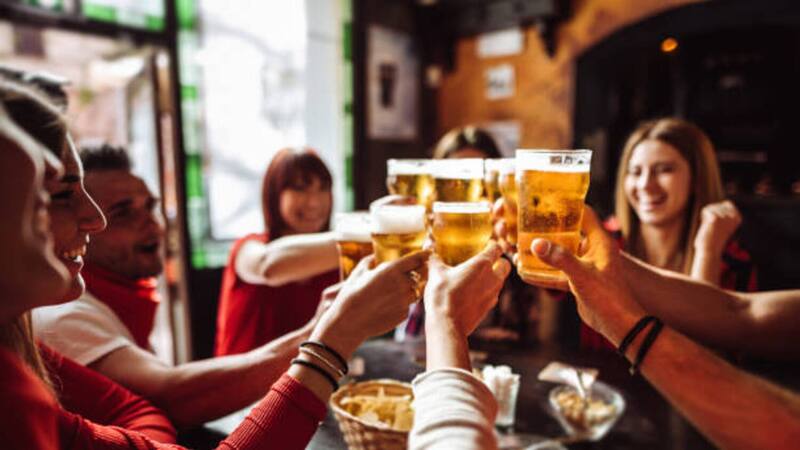 La DGT reveló cuántas cervezas se pueden tomar sin que eso resulte en una multa.