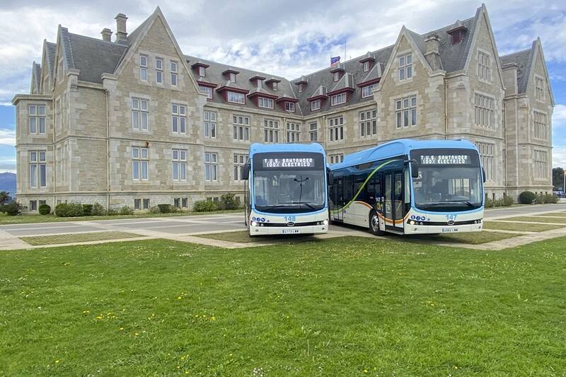 Autobuses eléctricos en Santander. EFE/Enrique Serrano