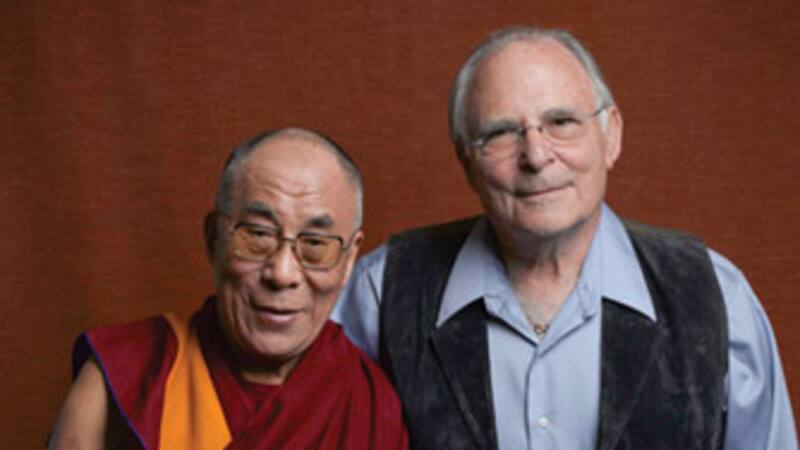 El Dalai Lama posa junto a Paul Ekman, el psicólogo que creo el "Atlas de las emociones".